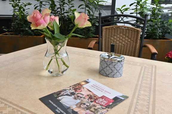 Terrasse mit hochwertigen Gartenmöbeln für eine komfortable Zeit im Freien.