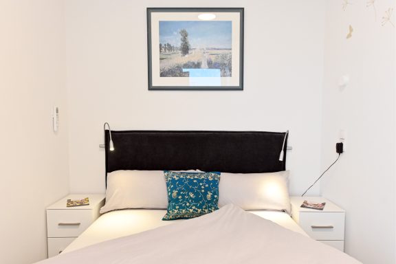 Schlafzimmer der Fewo "Kleines Resort" mit hochwertigem Bett und Boxspringmatratze.